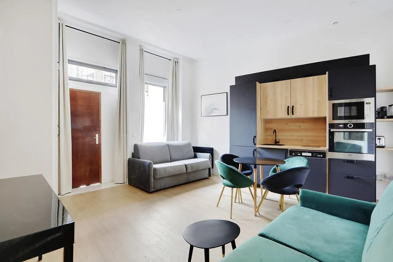 Off Majesti In Marais - Rue Du Petit Musc *